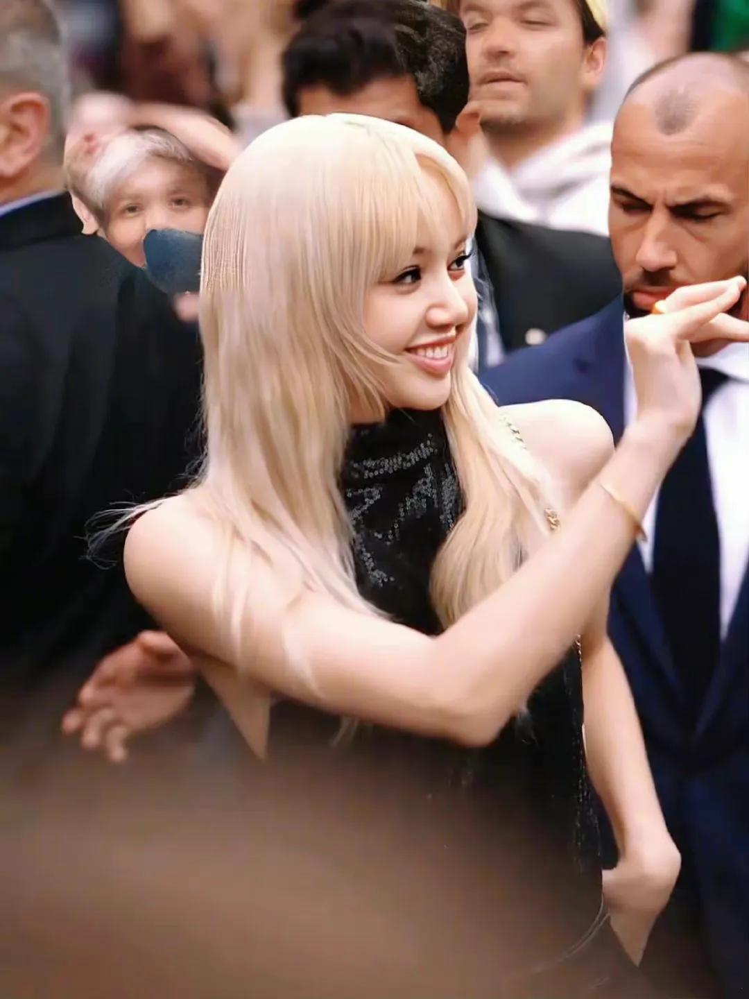 金泰亨Lisa朴宝剑同框亮相巴黎时装周