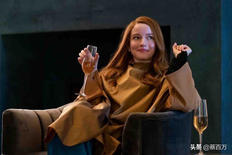 如何扮成富家女骗尽纽约名流圈？《创造安娜》女骗子的高级着装术