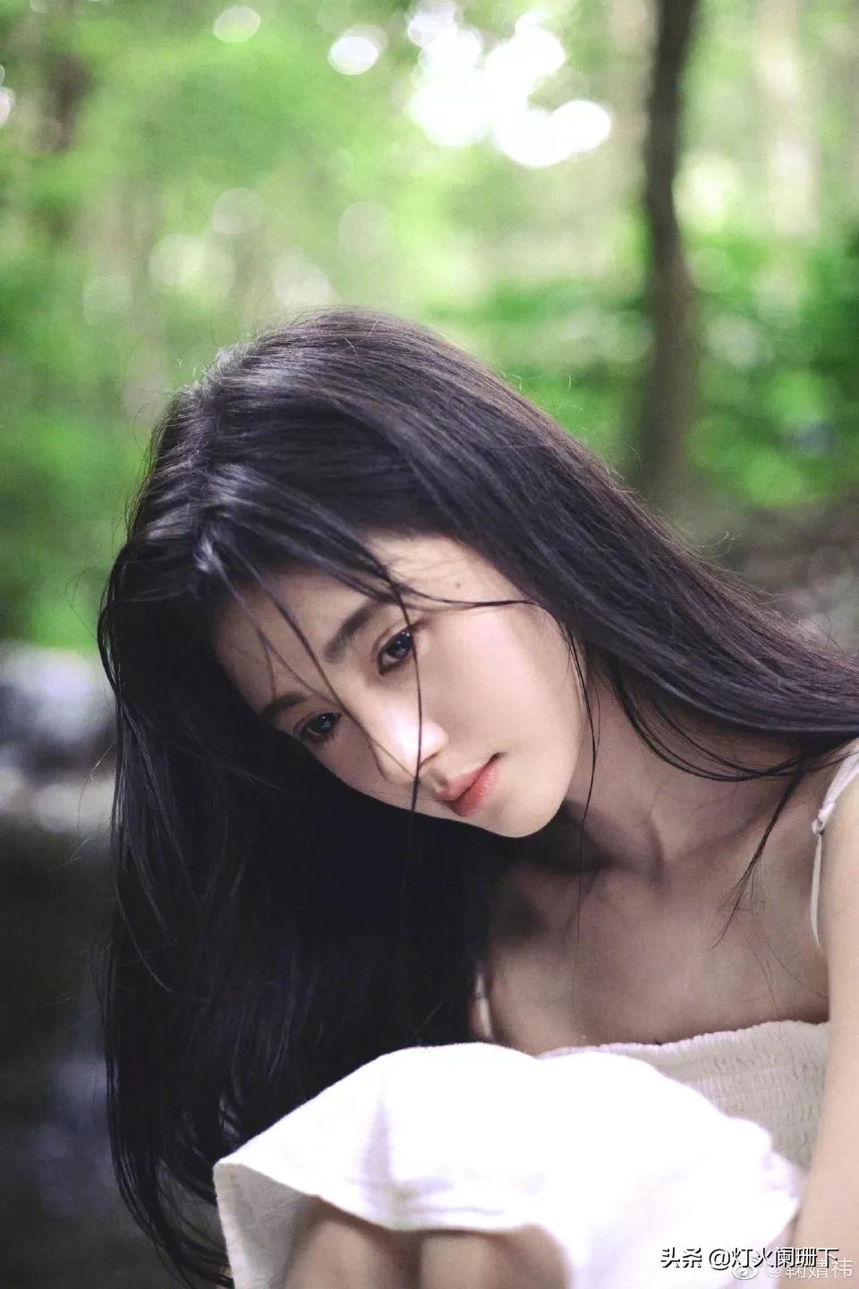 鞠婧祎夏日写真 白色吊带裙清爽可人