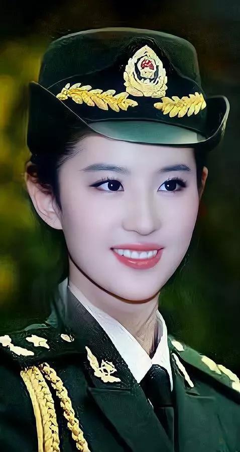 24明星军装女神美照，气质唯美，自信从容，美丽大方