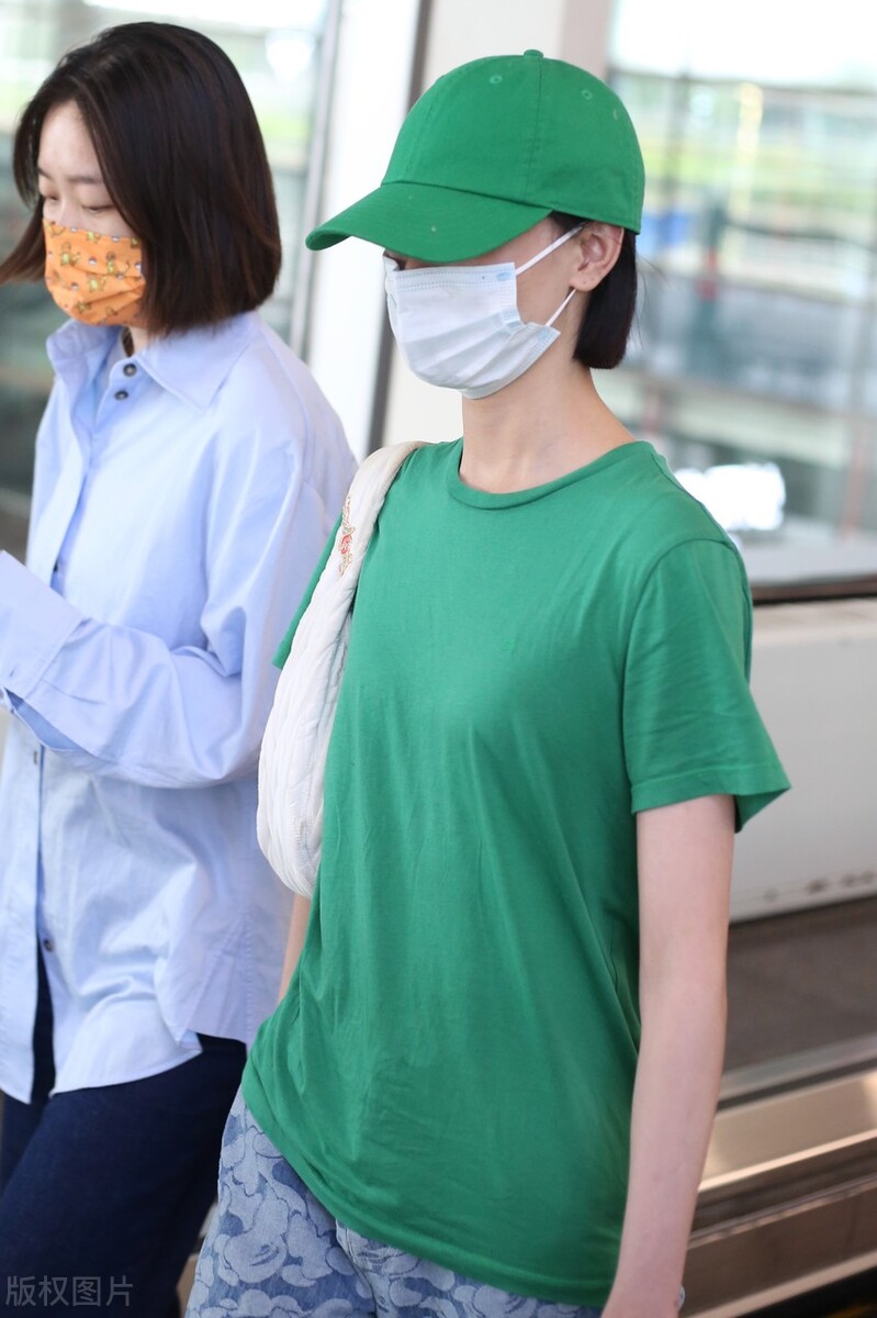 邱天黑色短T搭碎花长裤现身机场穿拖鞋率性大方