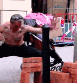 爸，你旁边的叔叔好帅，爸爸：这是你妈，网友当场笑喷了，哈哈哈