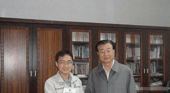 高考状元的试卷，被称为卷面中的“天花板”，引得高中生纷纷模仿