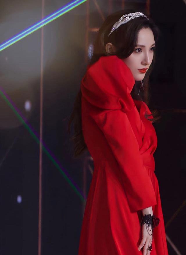 马凡舒：大一时期首登春晚，28岁凭春晚主持人成功出圈