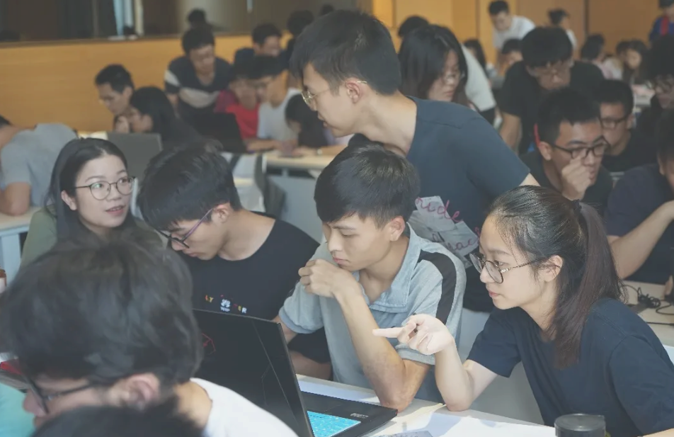 “清华学生又怎样，还不是高学历低素质！”清华教室实拍图引群嘲