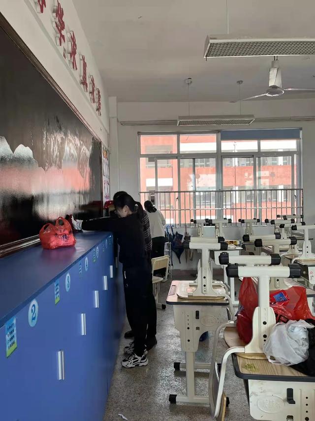 一组开学图片曝光，网友：30年过去了，终究没逃过开学干活的命