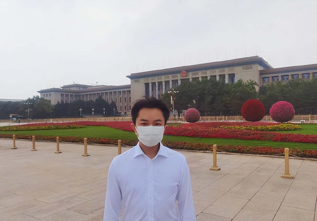 王祖蓝晒天安门留影新旧对比照 直呼