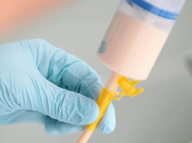 如何为带鼻饲管的老年人进行鼻饲饮食?