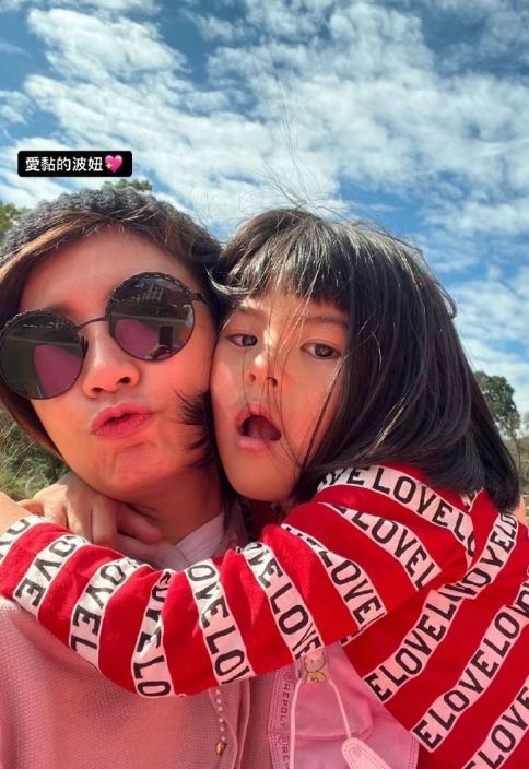 修杰楷好友晒照为波妞庆生，波妞打扮淑女涂指甲油，新发型好活泼