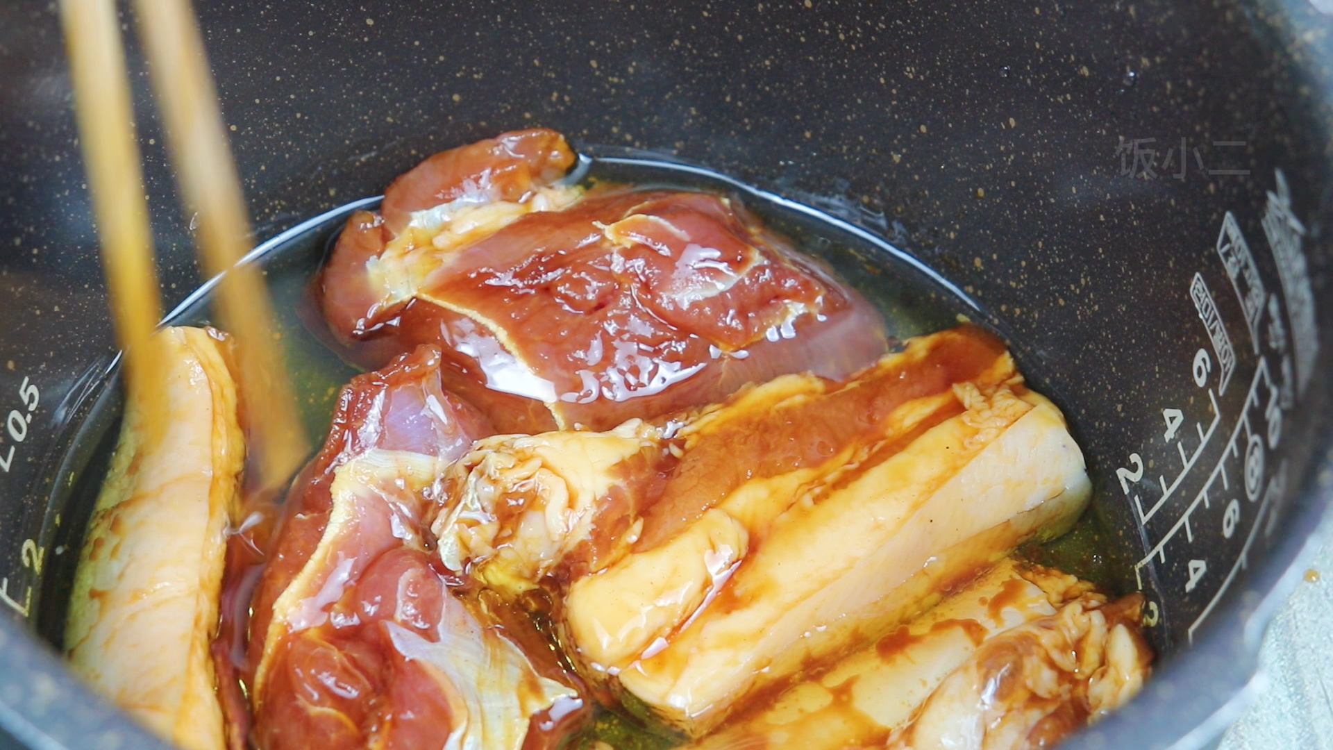 “蜜汁叉烧肉”的正宗做法，不烤箱不油炸，一撕马上爆出蜜汁