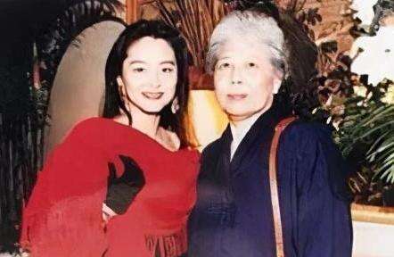 林青霞自杀(1990年林青霞与亲姐河南相认，对方一贫如洗，她有没有帮帮姐姐？)