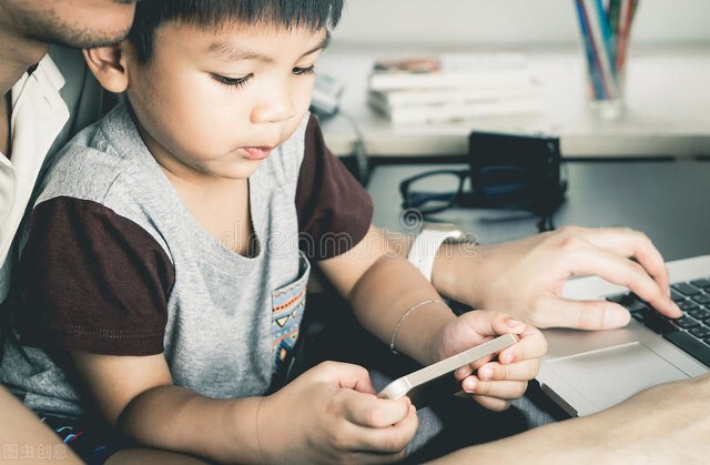 孩子长期沉迷于玩手机，最终会怎么样？只是耽误孩子的学习吗？