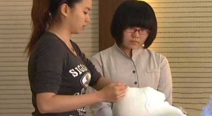 入殓师许康飞：10小时修复碎石机中的遗体，21岁女大学生拜他为师