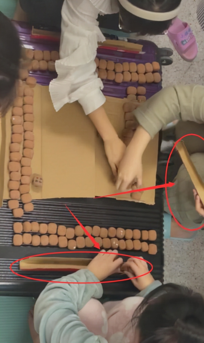 西安高校封校，女大学生解锁新技能：自制麻将，学生：幺鸡惹人爱