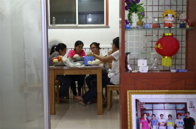 2017年农村四胞胎姐妹花同时考上大学，父母给她们一人买一部手机