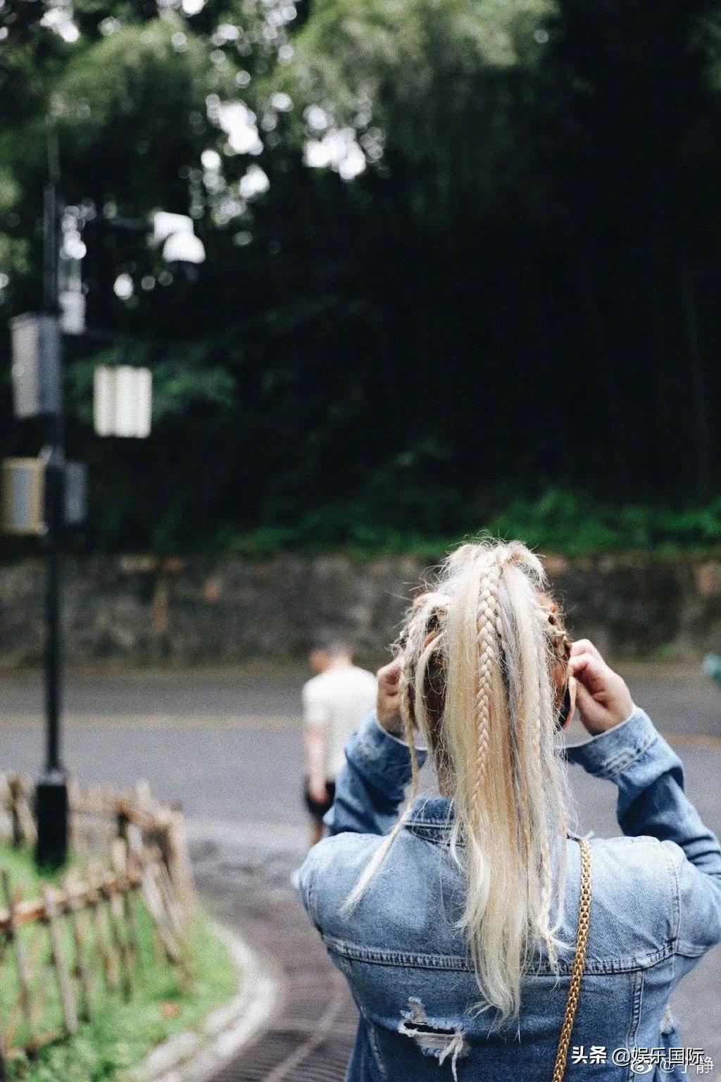 宁静晒山间漫步随拍 金发脏辫配长靴好酷飒