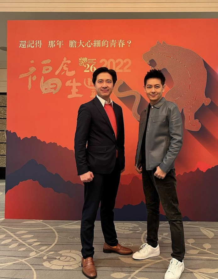 林志颖携弟弟参加年会，合唱18岁时成名曲，小志保养年轻更像弟弟