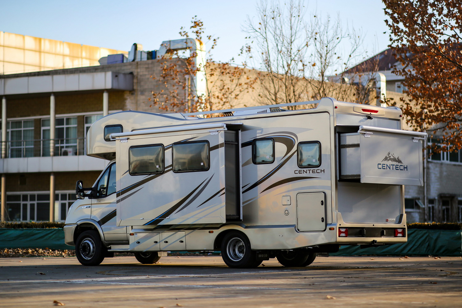 经典再现!中天房车发布领航者驭风系列三拓展房车,真有想象力