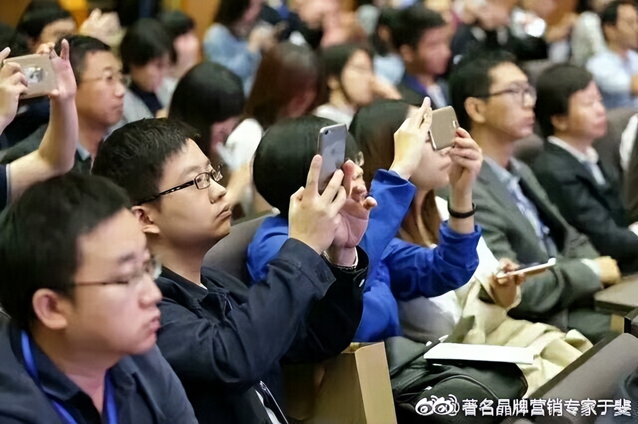 于斐老师谈：面对降薪裁员，如何打造你的职场“护城河”？