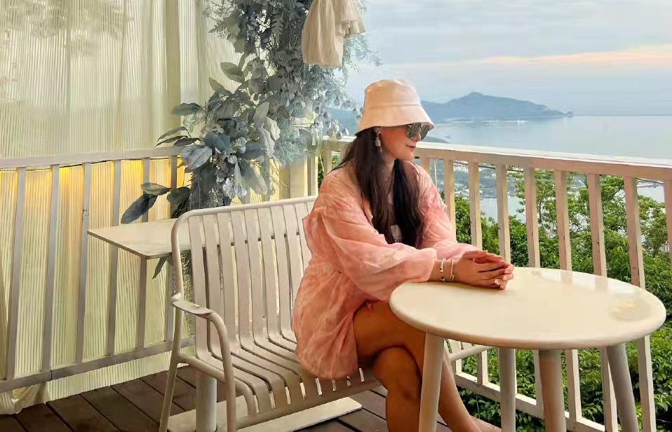 44岁谭晶回山西老家，在路边摊旁蹲坐吃臭豆腐，不戴口罩无人识