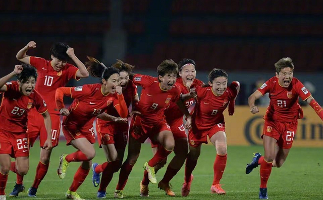 女足夺冠了，这个54岁的男人在演播厅哭了