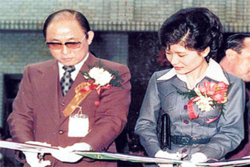 靠一只狗把总统拉下台，高调炫富送亲妈入狱，郑维罗现在怎样了？