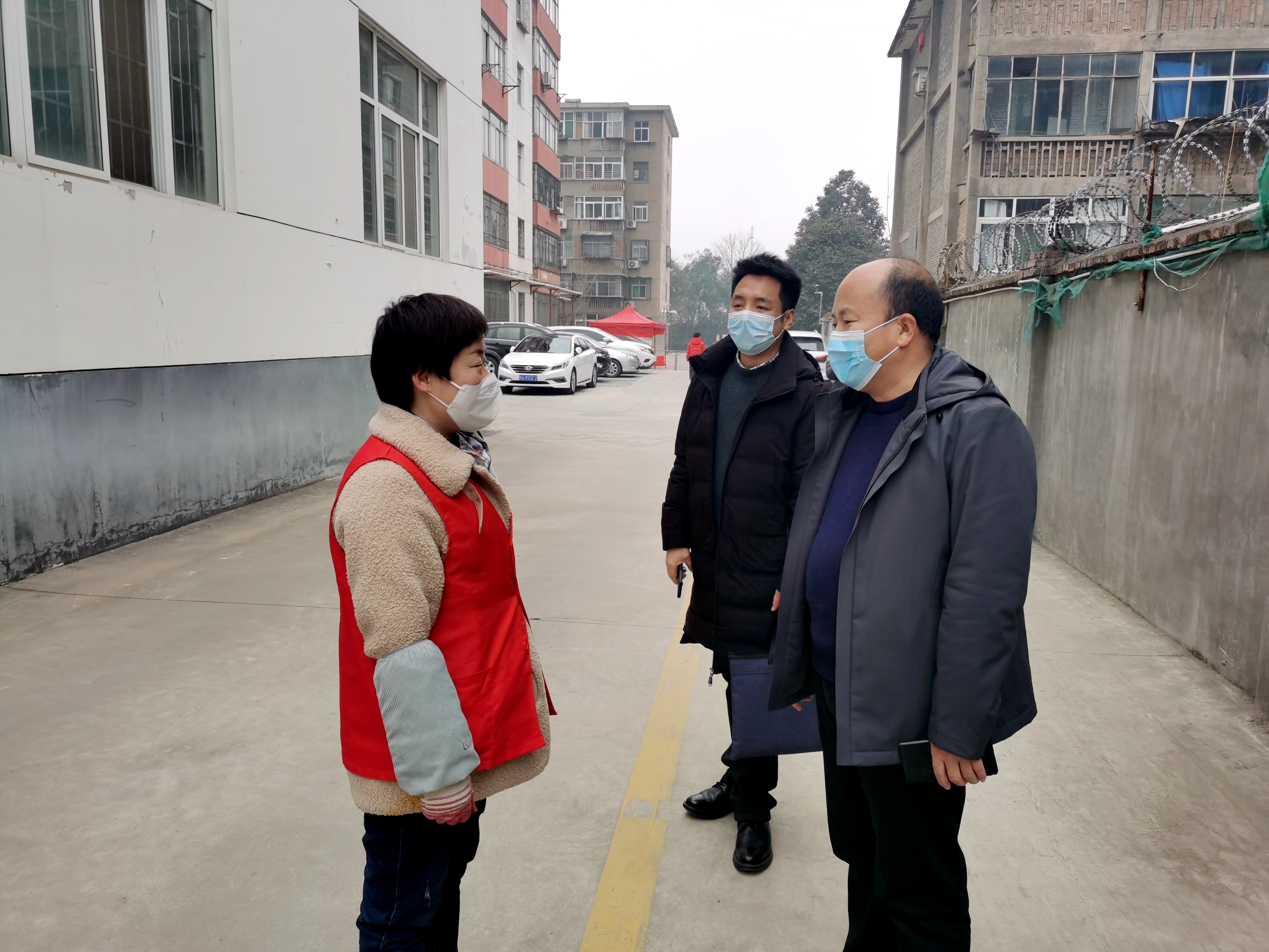 宝鸡市渭滨区法院党组书记、院长张向宏院长深入社区督导检查疫情防控工作