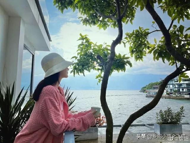 景甜置身碧海蓝天 穿粉外套撩拨长发好甜美