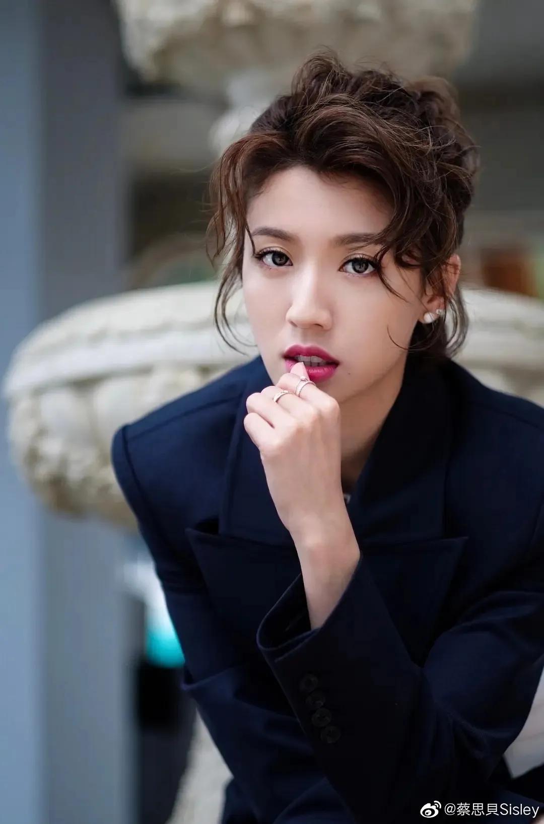 蔡思贝｜招黑体质的“绯闻女王”