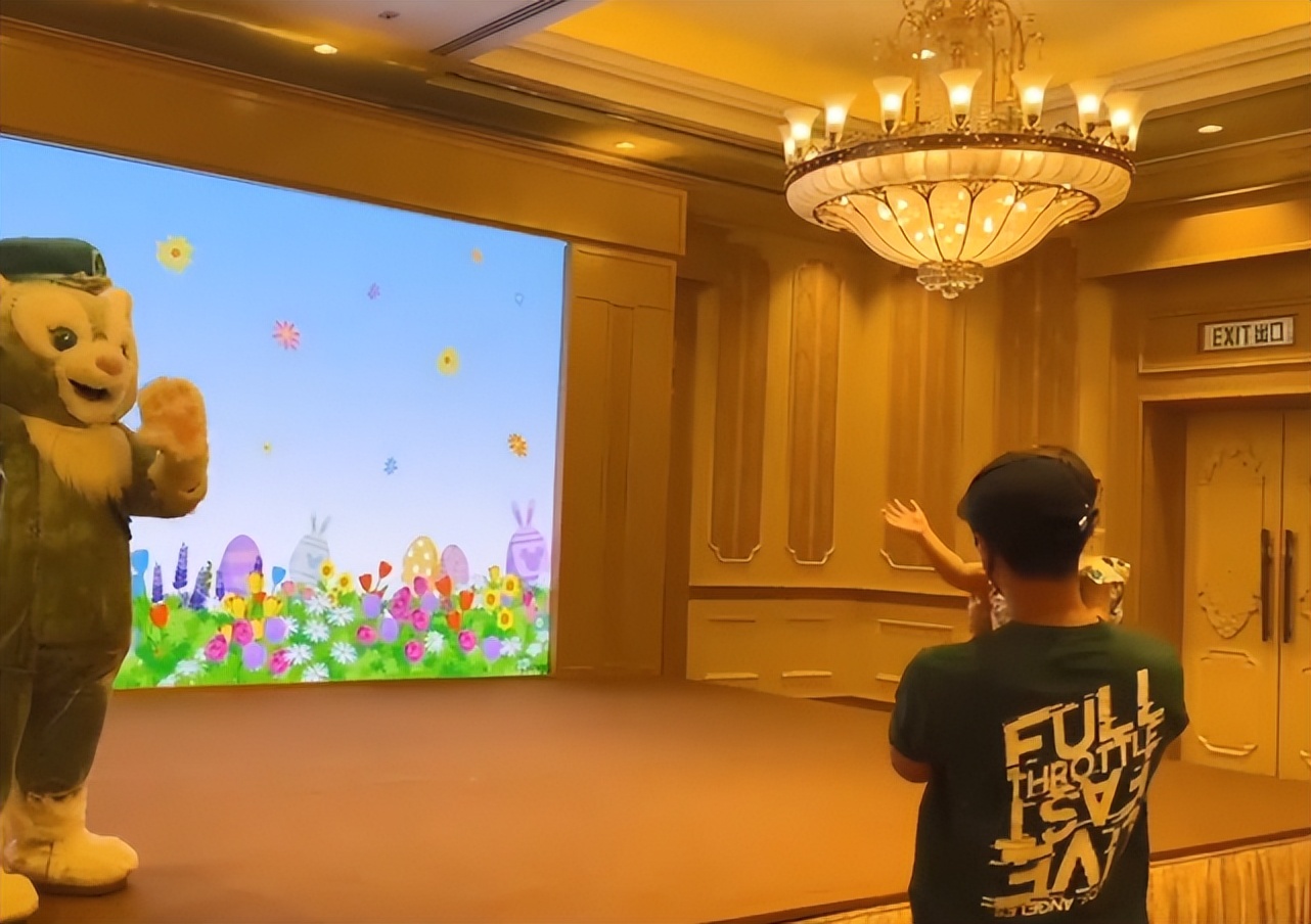 林峯夫妇带娃游玩，1岁格格追蝴蝶热得满头大汗，投喂爸爸好贴心