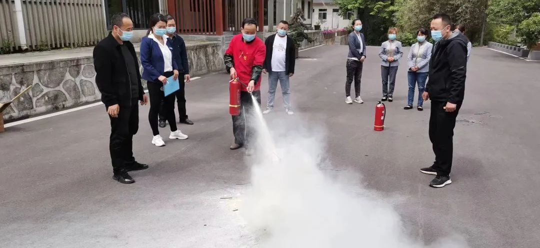 红河谷景区开展园区内消防培训演练活动