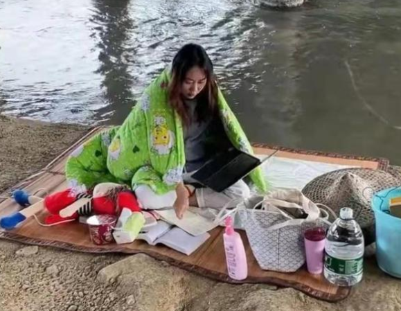 女大学生创业失败住桥洞，寒风中不忘学习，但小细节“出卖”了她
