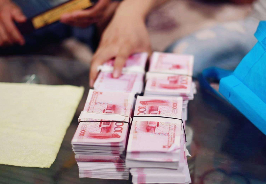 湖南小伙大二退学创业，22岁成千万富翁，23岁为她在海南卖水果