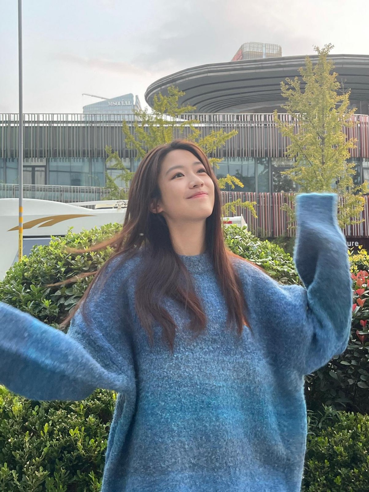 《小敏家》黄磊女儿向涵之，穿衬衫配百褶裙，有清纯大学生那味了