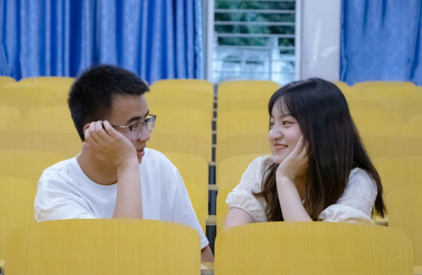 高颜值情侣双双保研到名校，一起努力，这才是大学生正确的恋爱观