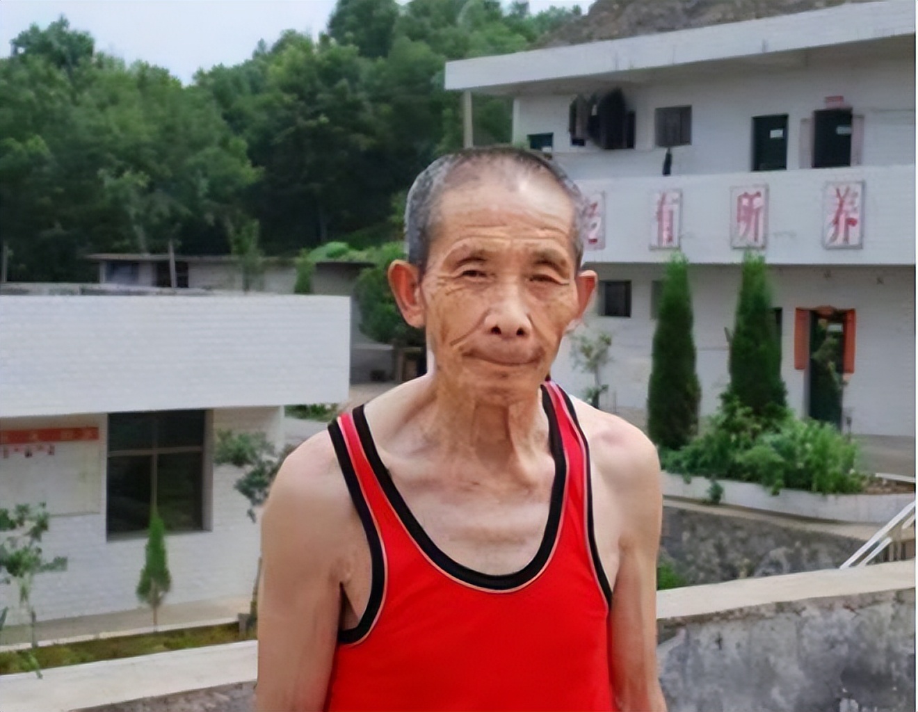 入狱养老（七旬老人故意抢劫）