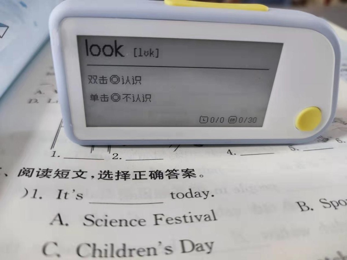 你知道电子水墨屏吗？这台喵喵机电子单词卡充电100天