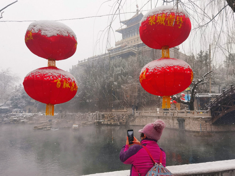 雪送祥瑞兆丰年：济南市民冒雪赏景