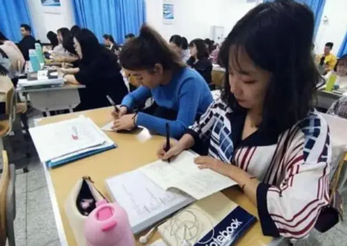 专科生求职连吃闭门羹，吐槽一堆证书不抵211学历，HR一语道破