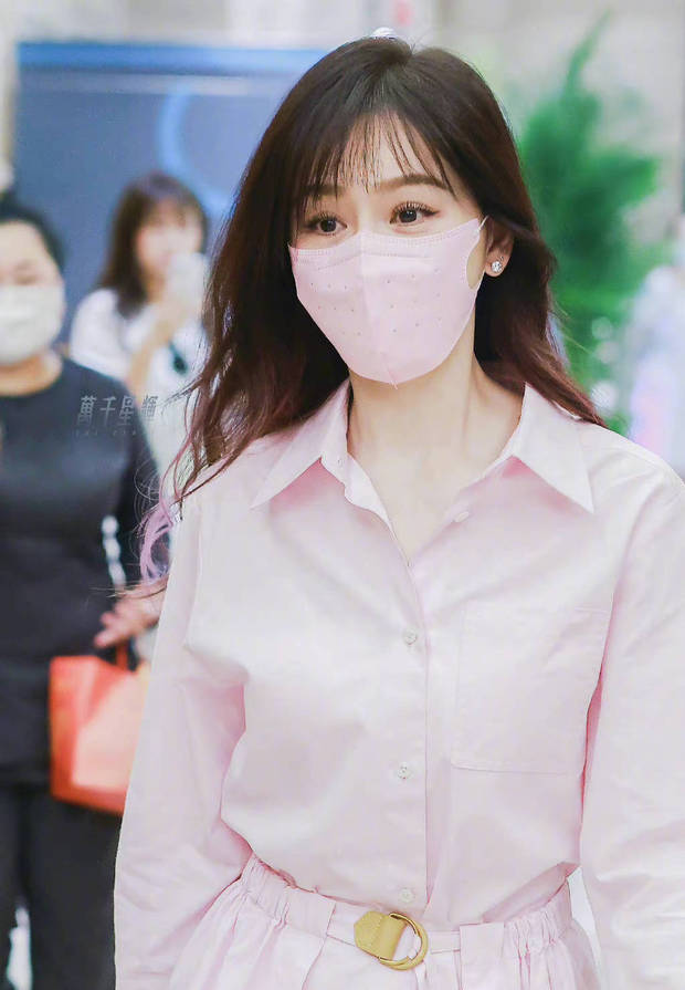 王心凌综艺路透图超甜 粉色连衣裙配挑染发好少女