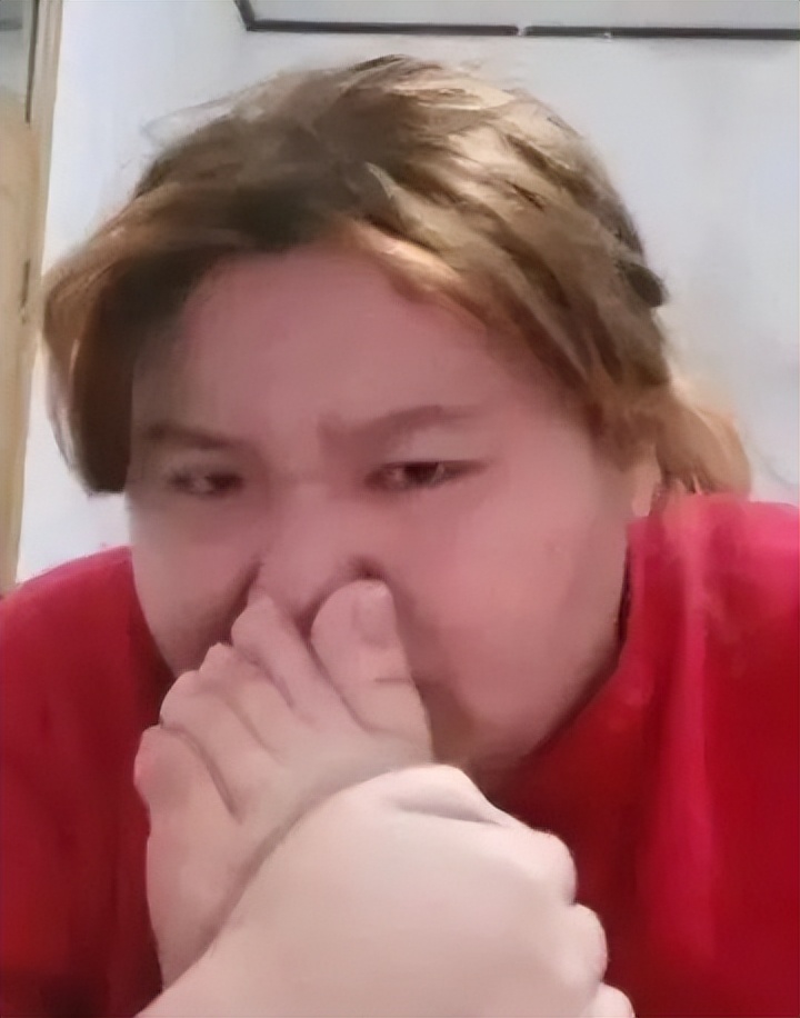 吃个桃桃后继有人，王甜心凭矫揉造作出圈，真实身份是985高材生