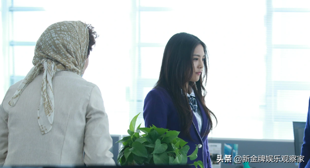 蔡文静被拍到和男子牵手回家，真人又瘦又美，粉丝：少关注私生活