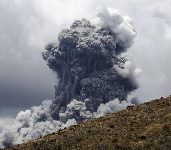 汤加火山超级大爆发：地球的一颗青春痘又爆了