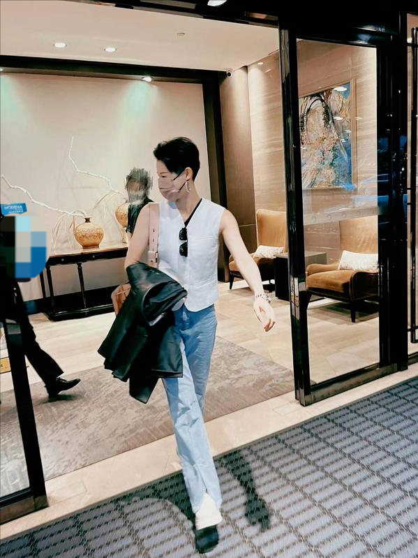 寸头短发配西装马甲男人味十足(寸头短发配西装马甲男人味十足图片)