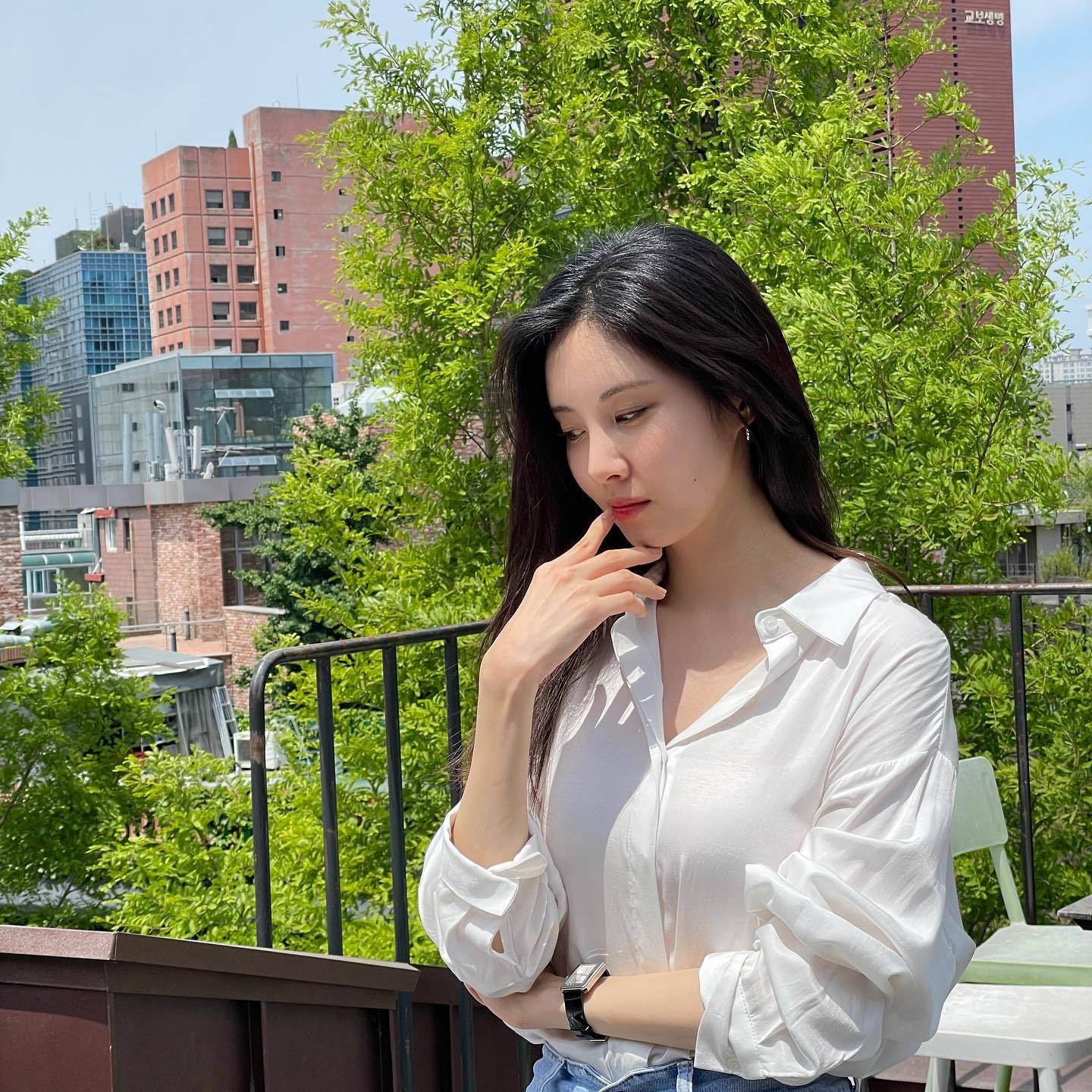 少女时代徐贤白衬衫牛仔裤简单夏日时尚迷人魅力蚂蚁腰身