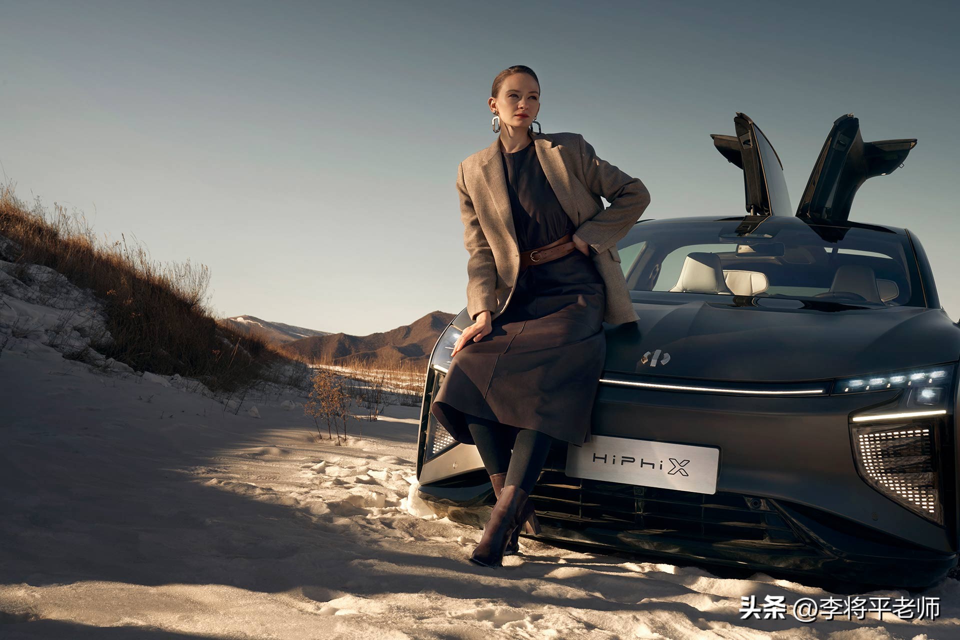 倒水打伞贴报纸，新能源车的天幕玻璃为何这么坑？车企：省钱啊