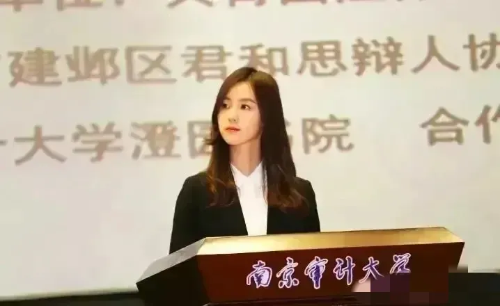"娱圈学霸"陈都灵:素颜证件照打败章泽天,挤掉杨紫出演女主角
