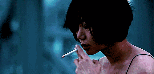 她曾得到王家卫的青睐，凭借“尺度片”一脱成名，如今42岁仍单身