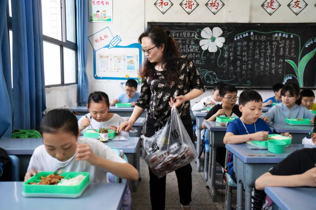 暖心又暖胃！翠屏区城区校园“营养午餐”为学生“舌尖” 护航
