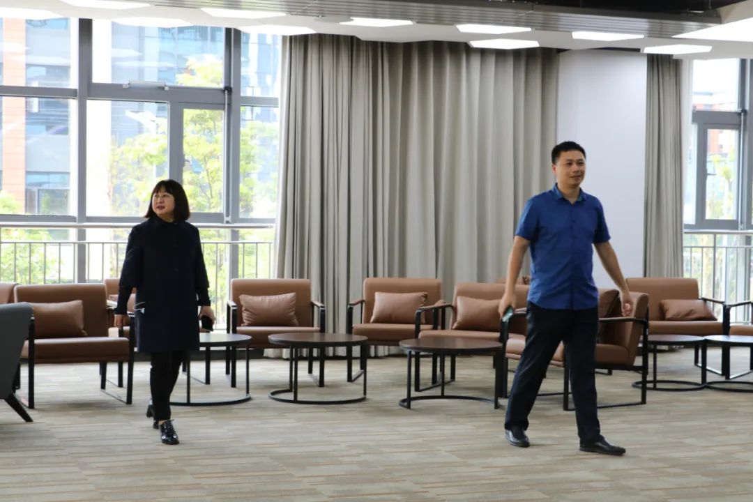 双流区实验小学外国语学校全体教师受邀到区融媒体中心参观学习